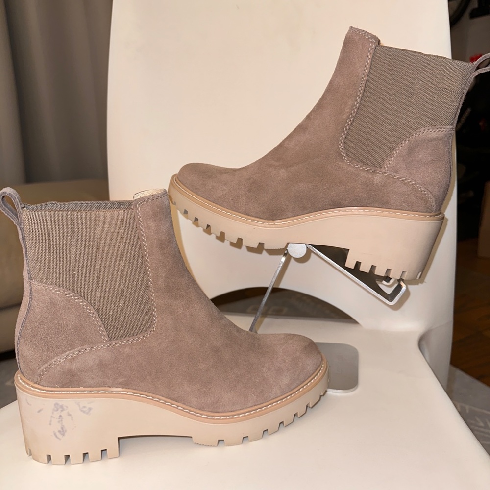 Dolce Vita Haddie Wedge Chelsea Boot Women's Size 7 M Beige Almond Suede
